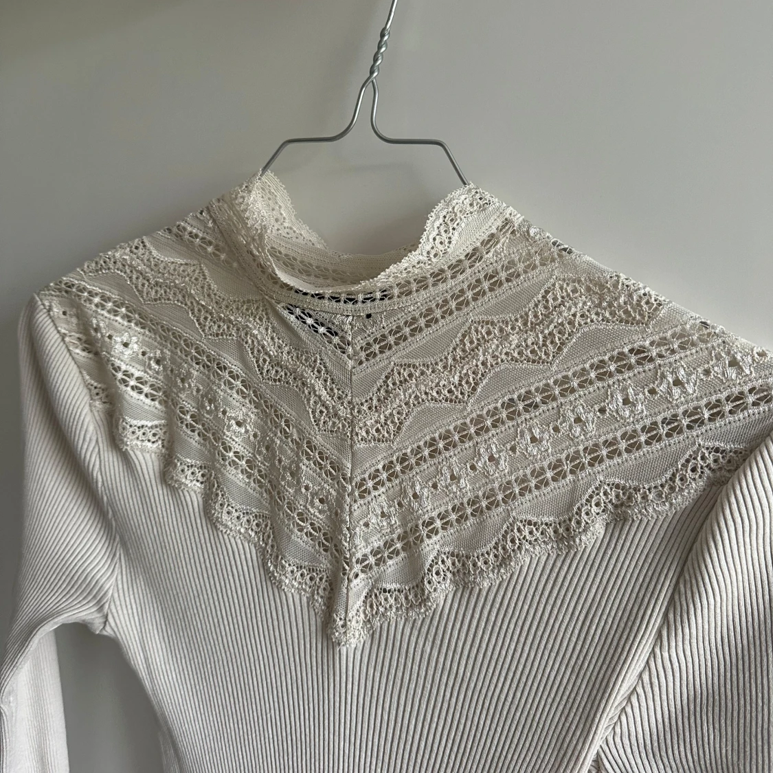 Topp med spetsdetalj - 90