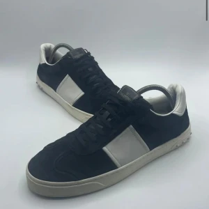 Valentino flycrew - Den mest populära färgen bland valentino flycrew. Skorna är i ett hyfsat bra skick. Ett par nitar har lossnat annars är det inget fel på skorna. För fler frågor skriv privat.