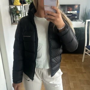 Peak performance jacka  - Jätte fin och skön jacka som jag säljer för att ha blivit förliten för mig, jätte fint skick inga hål eller liknande 
