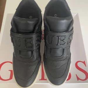 guess sneakers  - Svarta höga sneakers från GUESS, använda 2 gånger. Hela och rena. Fungerar att använda på vardagen och även utekväll. 