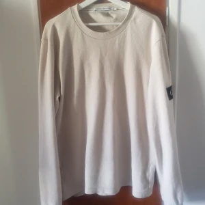 Calvin Klein Jeans tröja  - Använd 2 gånger sen har den bara höngt i garderoben.