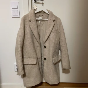 Beige kappa - Supermysig beige kappa, perfekt till hösten! Använd men ändå i fint skick, lite nopprig bara men går lätt bort med en noppborttagare