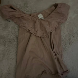Topp från h&m - Säljer denna beiga/rosa toppen från h&m i storlek XS