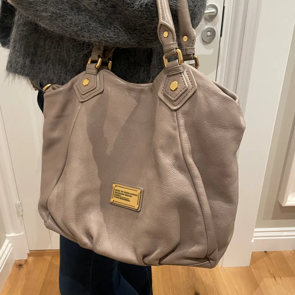 Hejsa! Säljer nu en jättefin beige Marc jacobs väska som inte kommer till användning. Dust bag och original prislappen följer med. Hör gärna av er vid frågor eller funderingar. Väskor.