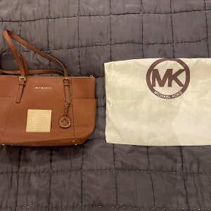 Michael kors väska brun  - Hejsan! Säljer en väldigt fin Michael kors väska som inte kommer till användning. Hör av er vid frågor eller funderingar!