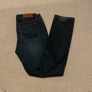Acne jeans - Ett par riktigt snygga acne jeans i modellen hex prey! Perfekta inför hösten med en riktigt fet tvätt, priset är inte hugget i sten. 