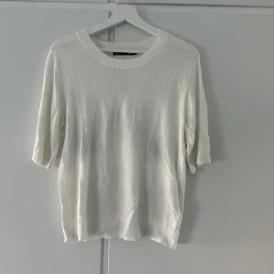 Stickad t shirt - Stickad t shirt från lager 157. Krämvit i färgen. Bra skick men lite fläckar på framsidan. Pris går såklart att diskuetera💕