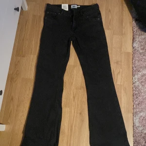 Svarta jeans - Säljer dessa svarta lågmidjade bootcut jeansen helt nya aldrig använda säljer för dom var för stora för mig
