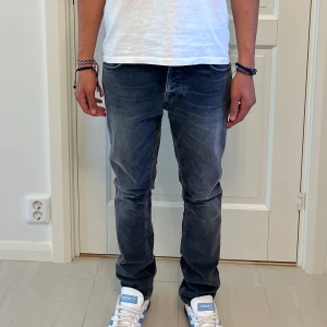 Nudie jeans - Ruggigt snygga Nudie jeans i modellen Grim Tim. Storlek W31 L30. Nypris 1600kr. Superbra skick utan tecken på användning. Hör gärna av dig vid frågor eller funderingar!