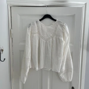 Vit blus - Långärmad fin blus från mango! Knappt använd så fint skick. Köpt i Barcelona för 350kr. Går att ha både fram- och baklänges.