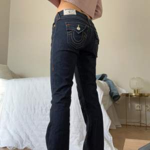 Superfina true religion true bootcut-jeans, lågmidjade. De är mörkblå och har midjemått rakt över på 37 cm. Köpt på Vinted men är tyvärr lite långa och lite större än jag gillar att ha på mig. Är som nya mycket bra skick. Jag är 165 cm.