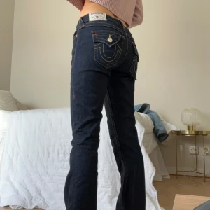True religion jeans - Superfina true religion true bootcut-jeans, lågmidjade. De är mörkblå och har midjemått rakt över på 37 cm. Köpt på Vinted men är tyvärr lite långa och lite större än jag gillar att ha på mig. Är som nya mycket bra skick. Jag är 165 cm.