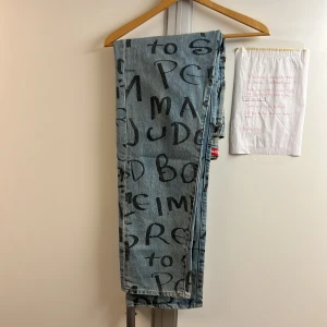 Supreme jeans - Säljer då jag inte riktigt fått användning av dom alls då min stil har ändrats genom åren. Köpta direkt från Supreme och rätt sällsynta och sköna med baggy fit. Pris går att diskuteras