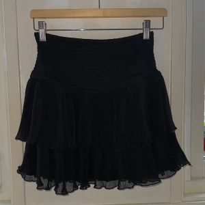 Svart volangkjol  - Jättefin svart volankjol från lindex, är aldrig använd så i nyskick. Den är i kids storlek 146/152, men sitter som xs eller s🩷