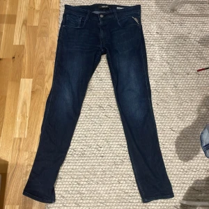 Replay anbass  - Snygga mörkblå jeans ifrån replay, skick 10/10 köpta för 1800