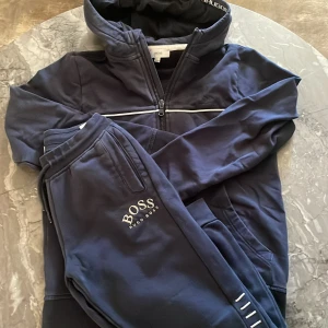 Hugo Boss set - Hugo Boss blått set, byxa jacka. Storlek 10år, 138. Fint men använt. Inga skador.