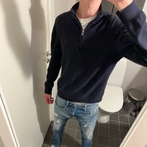 Ralph Lauren half zip - Säljer nu denna snygga tröja från Ralph Lauren som passar perfekt inför höst, vinter och vår. Skick: 8.5/10 Modellen på bilden är 183cm lång och väger 64kg. Hör av dig vid minsta fråga/fundering. 