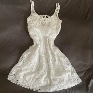 Klänning - Vintage klänning med broderier, jättefint skick!