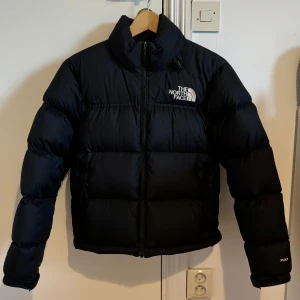 The North Face Jacka - Säljer denna vinterjackan då den inte kommer till användning. Sen liten defekt som man ser på sista bilden men inget man tänker på. Bara att skriva om du har några funderingar🫶🏻