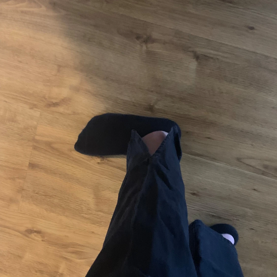 Svarta jeans med slitningar - 2