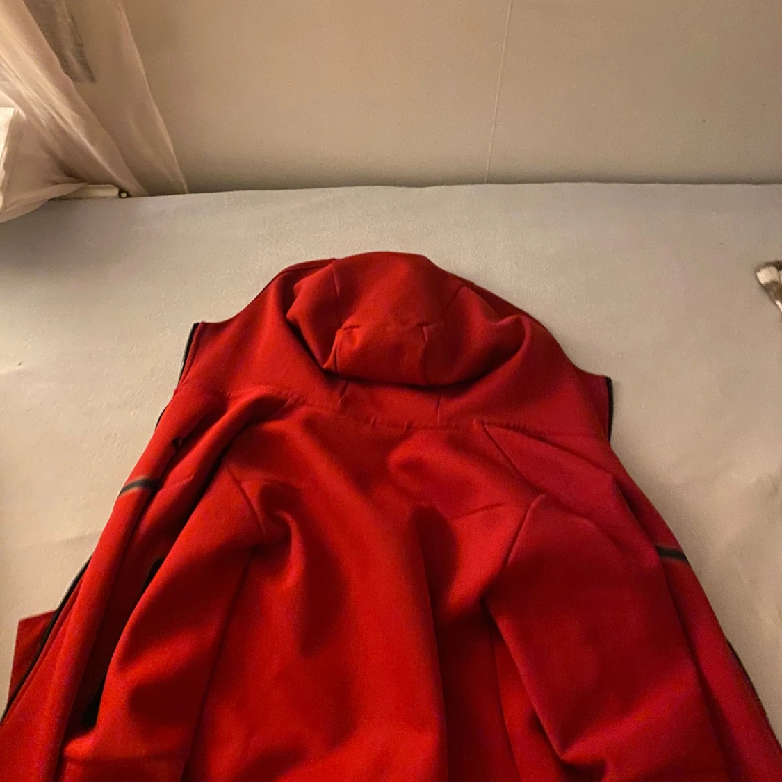 Röd fleecejacka med huva - 90