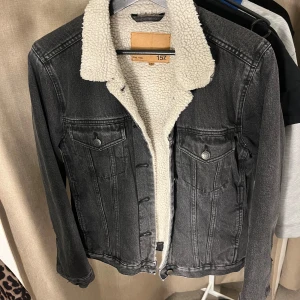 Jeans jacka - Varm jeans jacka. Stl s men passar xs-m. Bra skick och inga defekter.