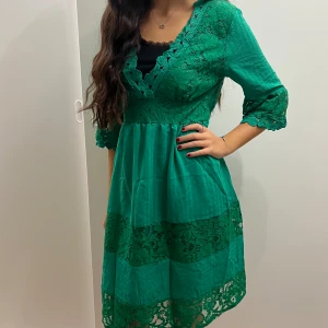 Grön klänning - Söt vårklänning i skönt material! Spets på delar av klänningen☺️ Tyvärr passade den inte, men väldigt fin!