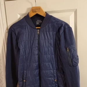 Polo ralph lauren cardigan  - Jag säljer min Polo ralph lauren cardigan, jag säljer den eftersom jag inte använder den längre, går ner i pris vid snabb och smidig affär. Skriv vid minsta intresse och priset är inte hugget i sten! 
