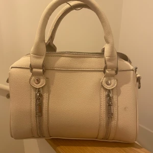 Väska - Säljer denna väska från Misako som är köpt på zalando, då den kom med lite defekter. (2 sista bilderna) Har använts 1 gång. Kommer också med band. Köptes för 349kr säljer för 160kr!! 💕
