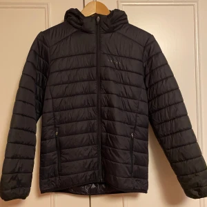 Tunn Dunjacka Everest Barn strl 158/164 - En tunn dunjacka i bra skick. Skriv vid frågor 😊