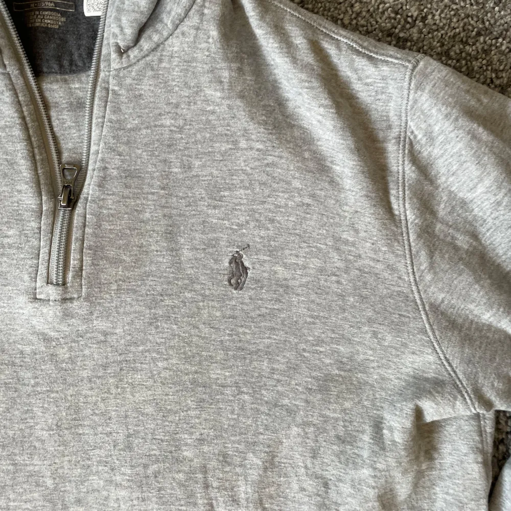 Ralph lauren halfzip i väldigt bra skick, storleken är M passar mer S/xs skriv för fler frågor priser kan alltid diskuteras .. Tröjor & Koftor.