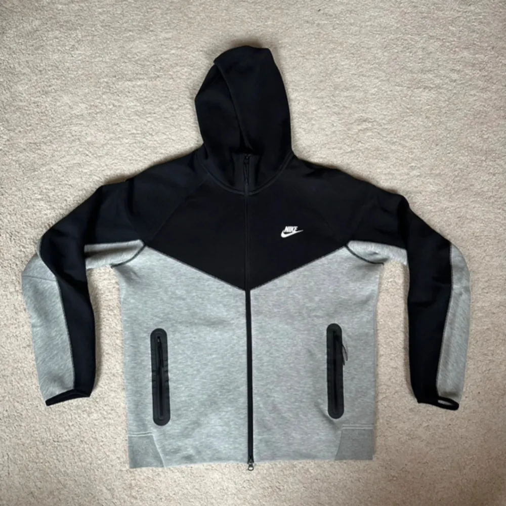 Säljer en gråsvart Nike tech fleece zip i storlek L.Perfekt skick, inga defekter. Använd 1 gång.Säljer för att den var för stor. Skriv gärna om ni har några frågor!. Hoodies.