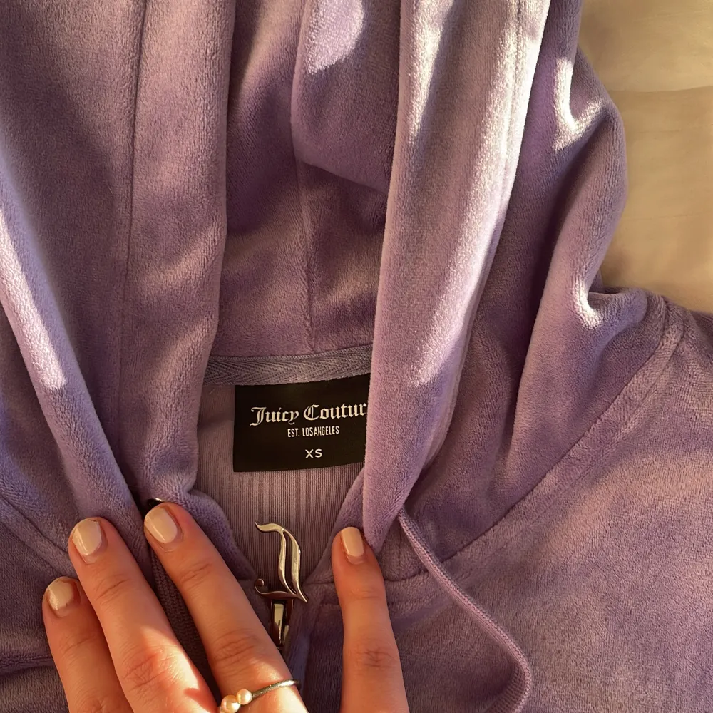 Hejhej! Nu är det tyvärr dags för mig att sälja iväg mitt älskade juicy couture set som jag köpte från deras hemsida för ca 1 år sedan. Både överdelen och underdelen är i storlek XS. Färgen är så fin och som ny!🤍. Muu.