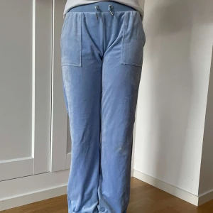 Blå Juicy couture  - Blå Juicy couture byxor barn storlek 12/13. Lite missfärgade längst ner på byxorna💙💙