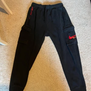 Nike mjukis byxor  - Svarta Nike byxor, nästan aldrig använda 
