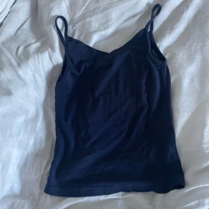 Navy linne - Mörkblått linne i storlek S som ej kommer till användning💙