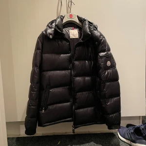 Moncler maya - Säljer nu min moncler maya då jag är sugen på en ny vinterjacka. 10/10 skick, ingen skada överhuvudtaget. Säljer den billigt då jag är osäker på äkthet men vad jag kan se så ser den äkta ut. Alla tags följer med. Vid frågor är det bara att skriva!