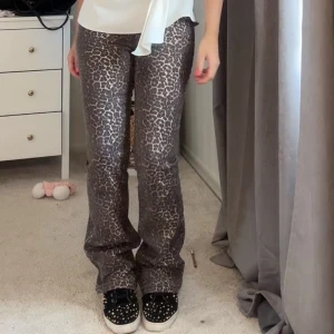 Leopard jeans - Säljer mina snygga leopard jeans som är använd ca 3 gånger!!!💞🤩 Nypris:699
