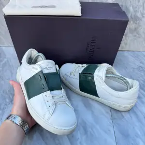 STEAL VECKA! Valentino Open sneakers | Utmärkt skick | Sitter 0,5 storlek större | Nypris: 6499 kr | Ingår: Valentino kort | Frakt spårbart via Postnord eller Instabox, där köparen betalar | Tveka inte att höra av dig vid frågor📩