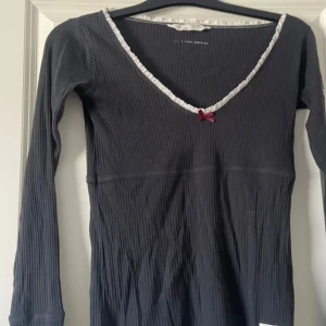 svart odd molly tröja! - Säljer både en svart och en grå odd molly tröja💞( lånade bilder) 1 för 250. har använt tröjorna några gånger.