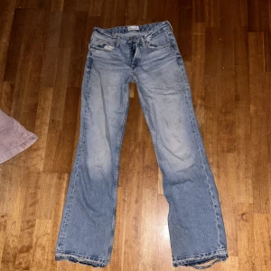 Zara Jeans!! - Skitsnygga zara jeans! Har verkligen använt demhär, skulle säga att de är relativt low waist och bra längd i benen. Har dock sprättat upp de där nere (bild 3) men de är inget större problem!💕💕💕💕