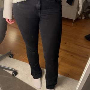 Jätte fina lågmidjade jeans ifrån zara! Sitter perfekt på mig som är 178! Färgen är lite urtvättad därav priset