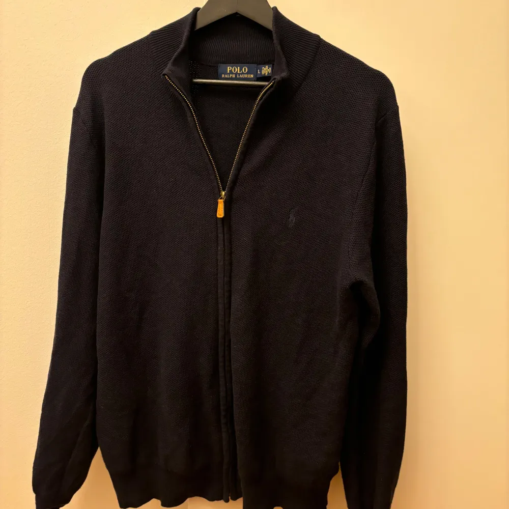 Ralph lauren fullzip Storlek L men sitter M Nypris 2500kr. Tröjor & Koftor.