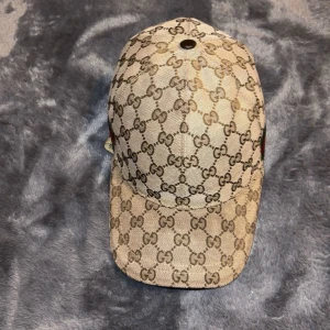 Gucci keps - Äkta Gucci keps köptes i Italien använts i 2 månader max 