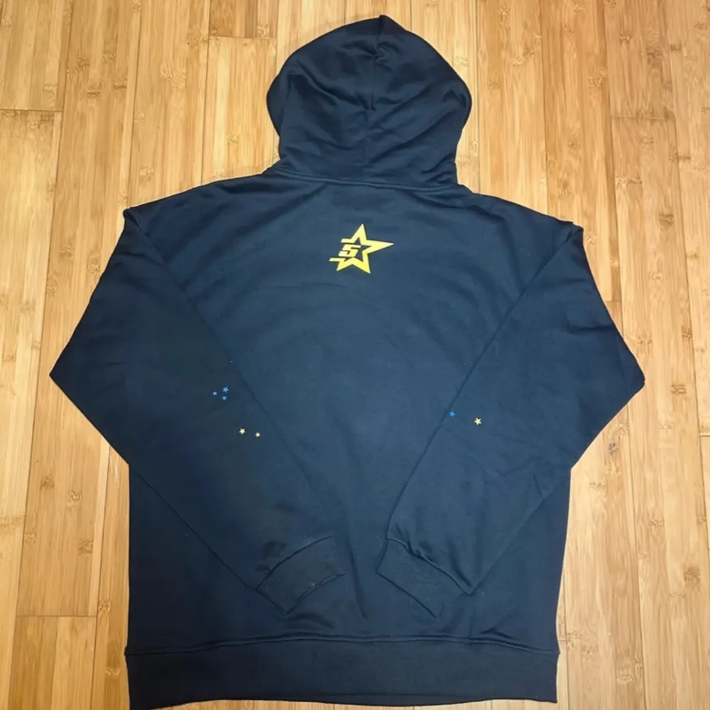 Fin sp5der hoodie använd 2 gånger storlek M men passar S äkta såklart köpt från Farfetch säljer för 1500kr pris kan diskuteras vid snabb affär . Hoodies.