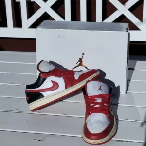 Jordan 1 Low Reverse Black Toe DC0774-160 - Ett par feta Jordan Lows i utmärkt skick, OG boxen tillkommer dessutom.