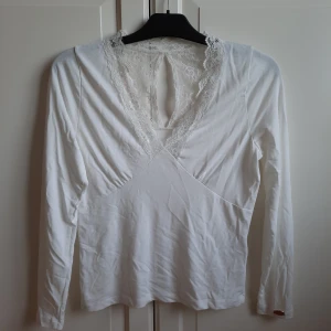 Tröja med spets - Vit tröja med spets. Vet tyvärr inte vilken storlek det är med skulle gissa runt M-L