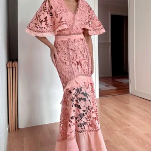 Embroidered rose dress from ASOS - This us super pretty I invite you to buy