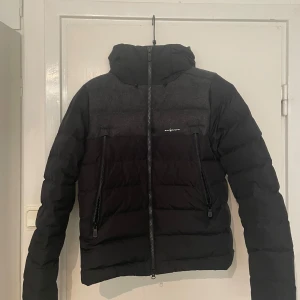 sail racing jacka - Säljer den då den inte kommer till användning använd max 3ggr. Nypris 5000kr