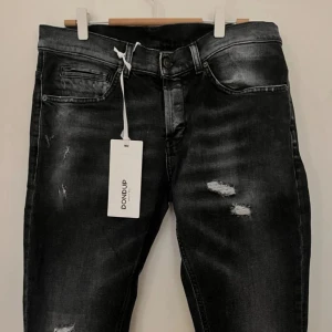 Dondup George  - Säljer nu dessa riktigt stiliga och bekväma Dondupjeans som är i princip nya, (superbra skick), pris lapp kvar! byxorna är i storlek 33, Nypris: 3600kr, Hör av dig vid frågor 📩